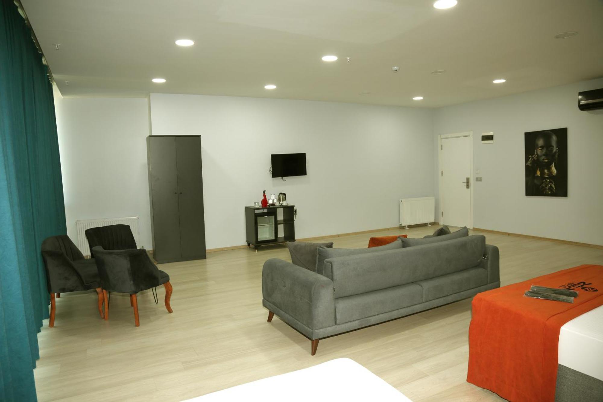 Zoom Hotel *